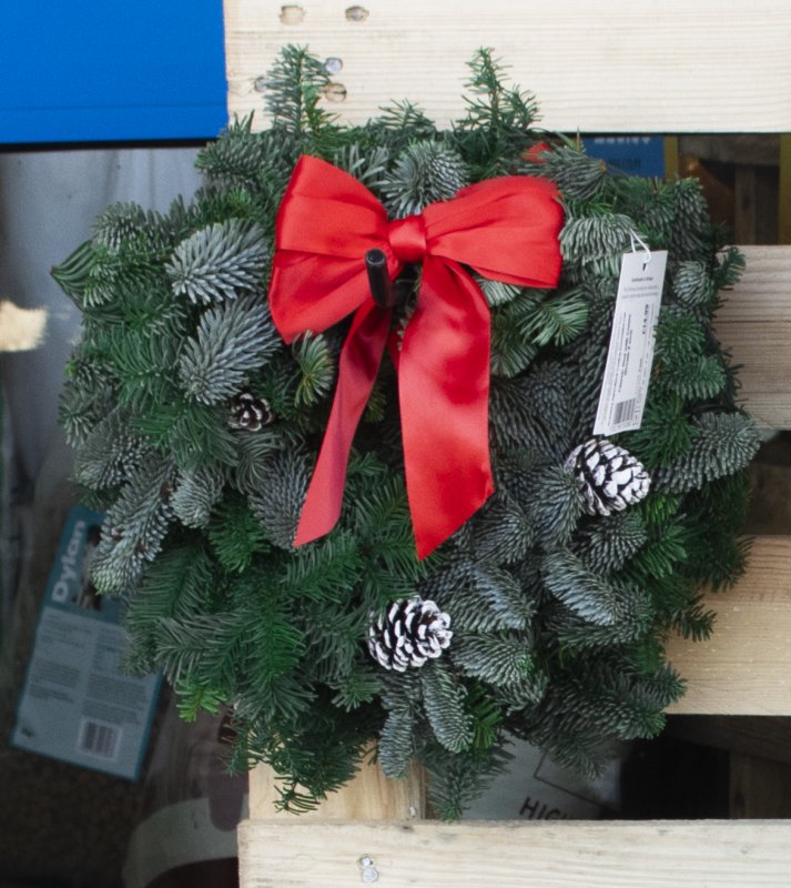 BATA Classic Cones Wreath - 8