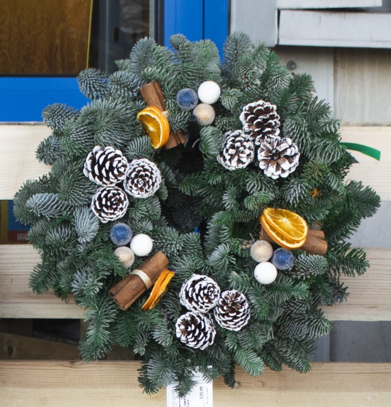 BATA Winter Glow Wreath - 10